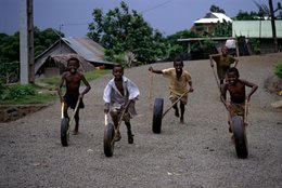 Boys;-Childhood;-Children;-Comoros-Archipelago;-France;-Game;-Hut;-Indian-Ocean;-Kaleidos;-Kaleidos-images;-La-parole-à-limage;-Laurent-Abad;-Mayotte;-Race;-Sticks;-Stories-Pictures;-Tyres;-Village